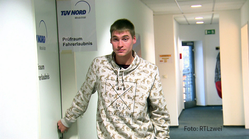 Eine neue Doppelfolge der Doku-Soap „Die Wollnys“ steht am heutigen 23. September bei RTLzwei auf dem Programm. Dabei geht’s u.a. um Schwiegersohn Peter, der gegen seine Angst vor der Führerscheinprüfung ankämpft. (Foto: RTLzwei)