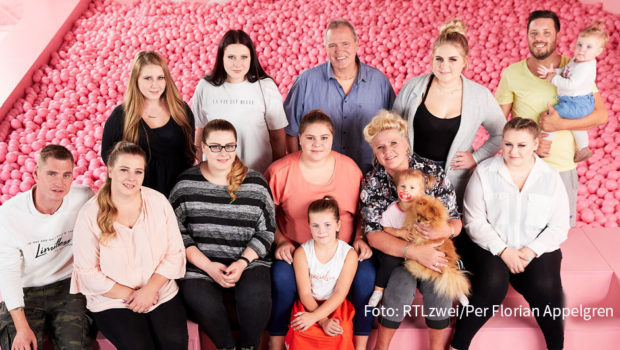 Gleich mehrere Gründe zu feiern gibt‘s für die namensgebende Großfamilie in der neuen Doppelfolge der Doku-Soap „Die Wollnys“, die RTLzwei am 14. Oktober ausstrahlt. Beispielsweise steht der sechste Jahrestag von Silvia und Harald an. (Foto: RTLzwei/Per Florian Appelgren)