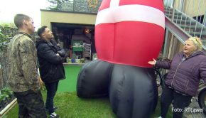 Bei RTLzwei wird es in der heutigen Folge von „Die Wollnys“ noch einmal weihnachtlich, aber nicht besinnlich. Mutter Silvia beansprucht einen übergroßen Weihnachtsmann als Deko-Element für sich. Doch damit steht sie in der Familie nicht allein da. (Foto: RTLzwei)