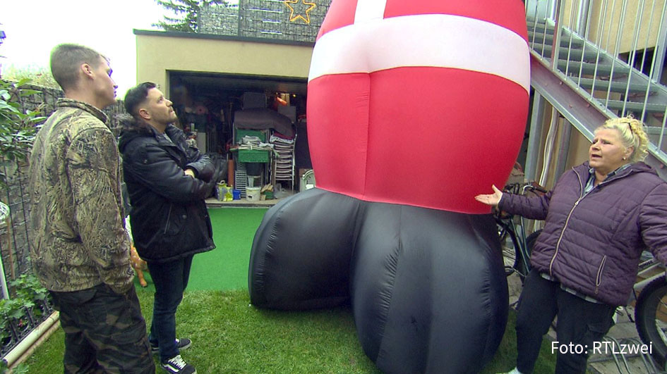 Bei RTLzwei wird es in der heutigen Folge von „Die Wollnys“ noch einmal weihnachtlich, aber nicht besinnlich. Mutter Silvia beansprucht einen übergroßen Weihnachtsmann als Deko-Element für sich. Doch damit steht sie in der Familie nicht allein da. (Foto: RTLzwei)