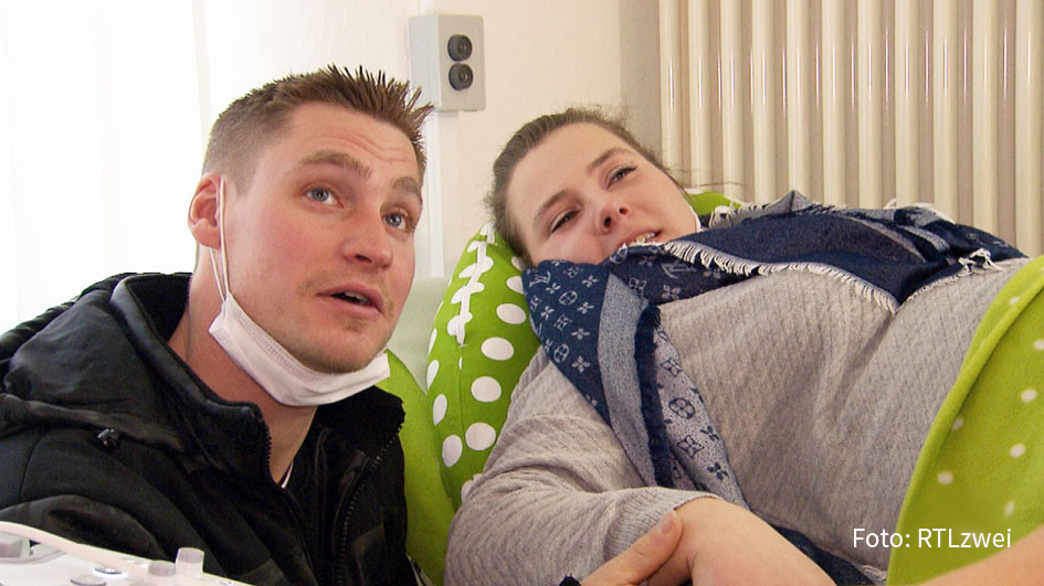 Gute Nachrichten für „Die Wollnys“. In der heutigen Folge der Doku-Soap auf RTLzwei geben Tochter Sarafina und ihr Mann Peter bekannt, dass sie Nachwuchs erwarten – und das sogar gleich doppelt. (Foto: RTLzwei)