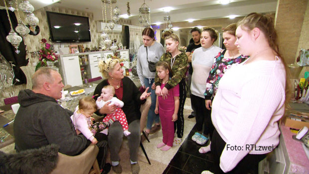 In der neuen Doppelfolge der Doku-Soap „Die Wollnys“, die RTLzwei am 7. Oktober ausstrahlt, steht der 55. Geburtstag von Familien-Oberhaupt Silvia unmittelbar bevor. Doch ihr ist nicht nach Feiern zumute. (Foto: RTLzwei)