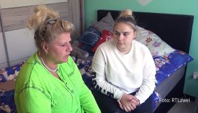 In der neuen Doppelfolge der Doku-Soap „Die Wollnys“, die RTLzwei heute ab 20:15 Uhr ausstrahlt, hat Mutter Silvia nicht nur mit den Auswirkungen der Corona-Pandemie zu kämpfen. Auch der Gesundheitszustand von Tochter Estefania ist besorgniserregend. (Foto: RTLzwei)