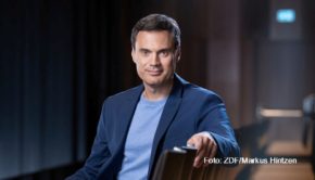 Unter Federführung des ZDF mit Programmdirektor Norbert Himmler entsteht eine international produzierte Serie auf Basis von Frank Schätzing Erfolgsroman „Der Schwarm“. Der Autor ist selbst an der achtteiligen Adaption beteiligt.