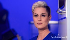 Die Notärztin Dr. Carola Holzner ist auch für ihre pointierten Beiträge als Bloggerin „Doc Caro“ bekannt. Für den Oktober ist nun ihr erstes Buch „Eine für alle“ angekündigt, in dem sie aus ihrem beruflichen Alltag berichtet. Bereits heute Vormittag landete es auf Platz 1 der Amazon-Charts.