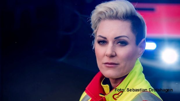 Die Ärztin und Bestseller-Autorin Dr. Carola Holzner alias „Doc Caro“ ist am heutigen 9. November zu Gast in der ZDF-Talkshow „Markus Lanz“. Als Notfall- und Intensivmedizinerin steht sie in Sachen Corona direkt an der Front und erzählt u.a., wieso das Impfen nach wie vor wichtig ist. (Foto: Sebastian Drolshagen)