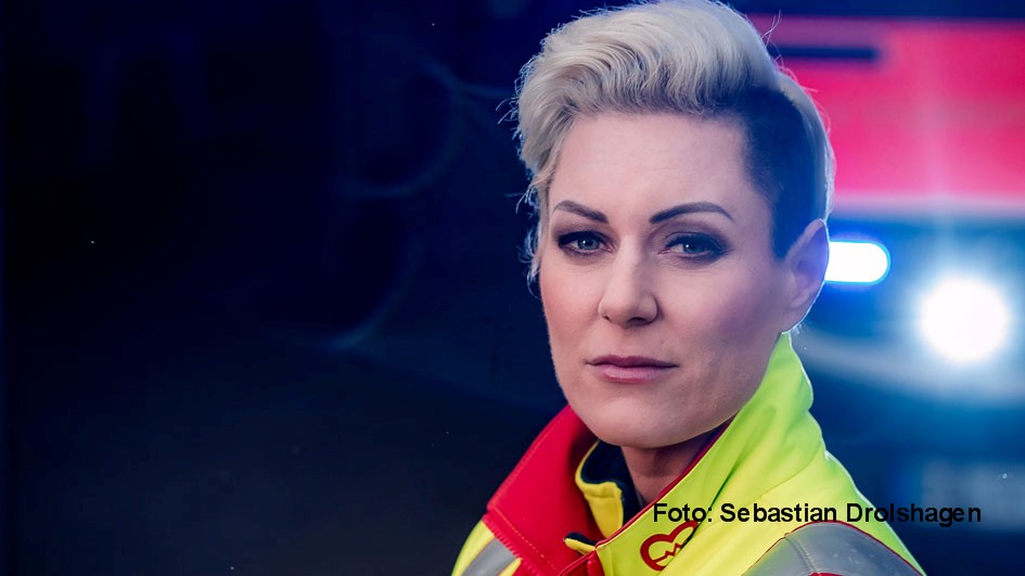 Die Ärztin und Bestseller-Autorin Dr. Carola Holzner alias „Doc Caro“ ist am heutigen 9. November zu Gast in der ZDF-Talkshow „Markus Lanz“. Als Notfall- und Intensivmedizinerin steht sie in Sachen Corona direkt an der Front und erzählt u.a., wieso das Impfen nach wie vor wichtig ist. (Foto: Sebastian Drolshagen)