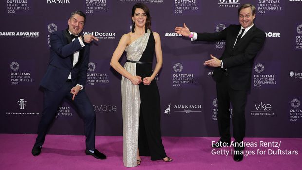 Die 28. Verleihung des Deutschen Parfumpreises Duftstars wurde gestern live aus Düsseldorf gestreamt. Das von der Fragrance Foundation Deutschland ausgerichtete Online-Event moderierte Linda Zervakis. (Foto: Andreas Rentz/Getty Images for Duftstars)