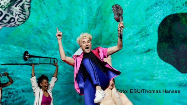 Der deutsche Kandidat Jendrik geht morgen mit der Startnummer 15 beim Eurovision Song Contest ins Rennen. Im Ersten beginnt der musikalische Abend um 20:15 Uhr mit dem „Countdown für Rotterdam“ aus Hamburg.