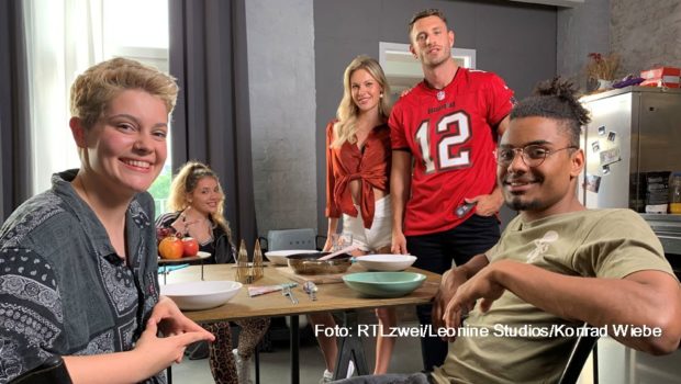 Die Dreharbeiten zur neuen RTLzwei-Soap „Echt Fame“ haben begonnen. Als Darsteller wirken u.a. Lea Mirzanli, Joana Leona Lutiq, Antonia Pruy, Damian Hasan Orgun und Tiktok-Star Rick Azas mit. (Foto: RTLzwei/Leonine Studios/Konrad Wiebe)