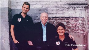Unter dem neuen Titel „Echte Champions XXL“ begleiten die Fußball-Podcaster Tobias Holtkamp, Reiner Calmund und Matze Knop in den kommenden vier Wochen die Europameisterschaft. (Foto: Podcastbande)