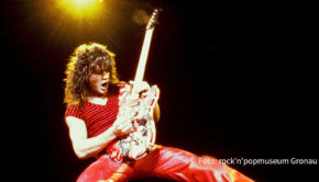 Morgen wird im deutschen Rock’n’Popmuseum in Gronau die Ausstellung „Eddie van Halen! The Last Guitar God“ eröffnet. Die Sonderschau über den Anfang des Monats im Alter von 65 Jahren verstorbenen Ausnahmemusiker läuft bis zum 24. Januar 2021. (Foto: Rock’n’Popmuseum Gronau)