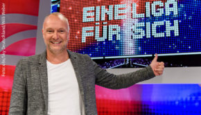 Die Sport-Comedyshow „Eine Liga für sich – Buschis Sechserkette“ mit Frank Buschmann, Matze Knop und Panagiota Petridou hat sich als fester Bestandteil des Programms von Sky One etabliert. Ab Montag wird Staffel 4 gedreht. (Foto: obs/Sky Deutschland/Willi Weber)