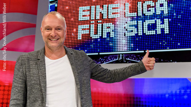 Die Sport-Comedyshow „Eine Liga für sich – Buschis Sechserkette“ mit Frank Buschmann, Matze Knop und Panagiota Petridou hat sich als fester Bestandteil des Programms von Sky One etabliert. Ab Montag wird Staffel 4 gedreht. (Foto: obs/Sky Deutschland/Willi Weber)