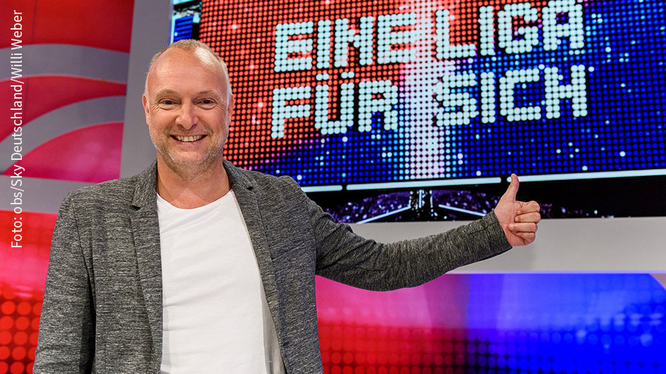 Die Sport-Comedyshow „Eine Liga für sich – Buschis Sechserkette“ mit Frank Buschmann, Matze Knop und Panagiota Petridou hat sich als fester Bestandteil des Programms von Sky One etabliert. Ab Montag wird Staffel 4 gedreht. (Foto: obs/Sky Deutschland/Willi Weber)
