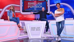 Sport, Comedy und Entertainment in einem: Heute startet bei Sky Staffel 4 von „Eine Liga für sich – Buschis Sechserkette“ mit Frank Buschmann, Panagiota Petridou und Matze Knop. Gäste sind Pierre Littbarski, Thomas Häßler, Lothar Matthäus, Sepp Maier und Ansgar Brinkmann. (Foto: obs/Sky Deutschland/Willi Weber)
