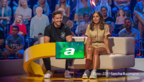 In der neuen ZDF-Show „Einfach super!“ dreht sich alles um Superlative und Rekorde. Moderator Elton begrüßt dazu am 2. September u.a. Nico Santos und Sarah Lombardi als Mitspieler. (Foto: ZDF/Sascha Baumann)