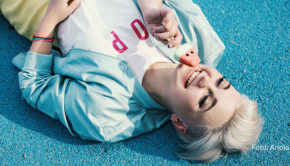 Ela wurde mit Elaiza bei ESC 2014 bekannt. Im smalltalk-Interview spricht sie über ihre Single „Wenn unsere Zeit gekommen ist“ und ihr erstes Solo-Album „Liebe & Krieg“. (Foto: Ariola)