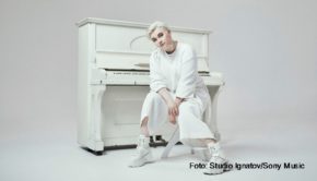 „Zusammen“ heißt die neue Single von Singer-Songwriterin Ela, die am heutigen Freitag erschienen ist. In dem Song reflektiert sie ihre Erlebnisse während der Corona-Krise.