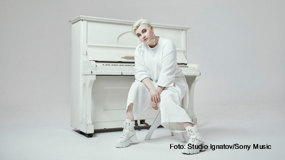 „Zusammen“ heißt die neue Single von Singer-Songwriterin Ela, die am heutigen Freitag erschienen ist. In dem Song reflektiert sie ihre Erlebnisse während der Corona-Krise.