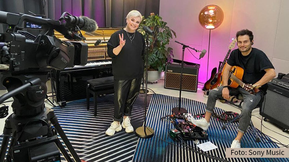 SingerSongwriterin Ela stellt ihre neue Single „Lila Cadillac“ vor