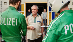 Joachim Król will als zumeist schlecht gelaunte Titelfigur in „Endlich Witwer“ eigentlich nur seine Ruhe haben, doch die Putzfrau hat etwas dagegen. Das ZDF zeigt die Tragikomödie mit dem preisgekrönten Hauptdarsteller morgen in der Primetime. (Foto: ZDF/Reiner Bajo)