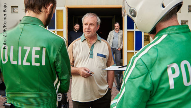 Joachim Król will als zumeist schlecht gelaunte Titelfigur in „Endlich Witwer“ eigentlich nur seine Ruhe haben, doch die Putzfrau hat etwas dagegen. Das ZDF zeigt die Tragikomödie mit dem preisgekrönten Hauptdarsteller morgen in der Primetime. (Foto: ZDF/Reiner Bajo)