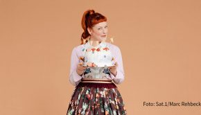 Moderatorin Enie van de Meiklokjes und Co-Host Ole Lehmann plaudern in der neuen Folge des Podcasts „Sweet & Easy“ mit ihrem Gast wieder über Kulinarisches und vieles mehr. Dabei gibt Schauspielerin Sila Şahin-Radlinger u.a. Einblicke in die heimische Rollenverteilung mit ihren Mann. (Foto: Sat.1/Marc Rehberg)