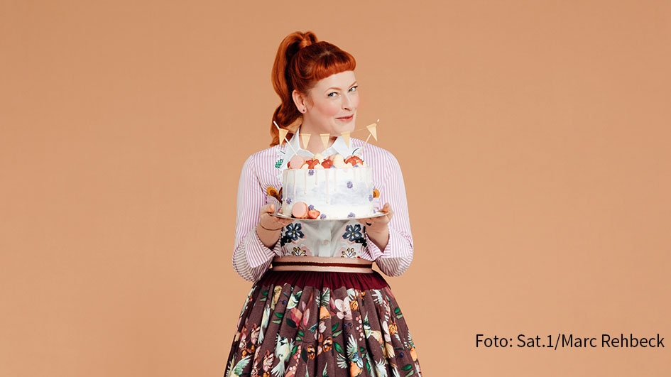 Eine Nikolaus-Ausgabe von „Sweet & Easy – Enie backt“ steht am morgigen Samstag bei sixx auf dem Programm. Am Sonntag nimmt Moderatorin Enie van de Meiklokjes die Zuschauer von „Das große Backen“ in Sat.1 dann mit auf eine süße Reise nach Bella Italia. (Foto: Sat.1/Marc Rehbein)