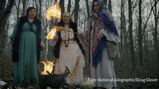 Ab Sonntag wird’s gruselig bei National Geographic. In der fünfteiligen Mystery-Serie „Auf den Spuren verfluchter Orte“ geht Bestseller-Autor Sam Sheridan u.a. in Rumänien und Louisiana blutigen Legenden und übersinnlichen Phänomenen auf den Grund. (Foto: National Geographic/Doug Glover)