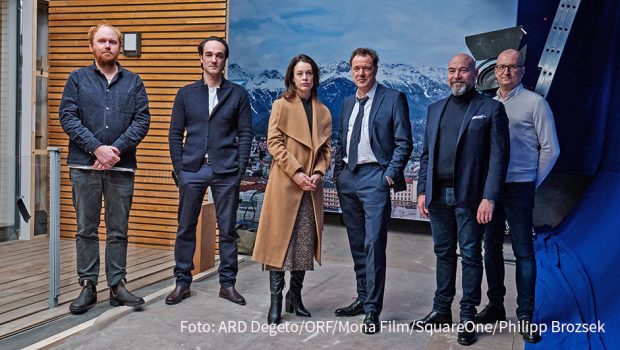 Unter dem Arbeitstitel „Euer Ehren“ entsteht zur Zeit in Wien und Innsbruck die deutsch-österreichische Adaption der israelischen Erfolgsserie „Kvodo“. Die Hauptrollen spielen u.a. Sebastian Koch, Tobias Moretti, Paula Beer und Taddeo Kufus. (Foto: ARD Degeto/ORF/Mona Film/SquareOne/Philipp Brozsek)