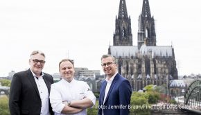 Der Verein Fine Food Days Cologne mit dem Vorstandstrio Michael Stern, Maximilian Lorenz und Dominic Kuck bringt das gleichnamige Gourmet-Festival 2021 zurück in die Domstadt. Für die Veranstaltungen vom 10. bis 25. April läuft bereits der Vorverkauf. (Foto: Jennifer Braun/Fine Food Days Cologne)