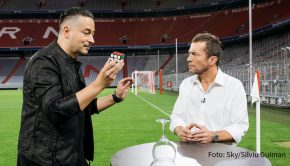 Magier Farid startet am heutigen 1. März in die zweite Staffel seiner Show „Magic unplugged“ auf Sky. Dabei beeindruckt er u.a. den Fußball-Weltmeister Lothar Matthäus mit seinen Fähigkeiten am legendären Zauberwürfel. (Foto: Sky/Silviu Guiman)