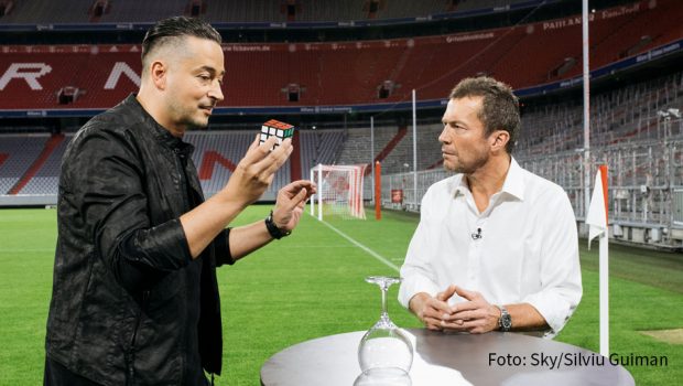 Magier Farid startet am heutigen 1. März in die zweite Staffel seiner Show „Magic unplugged“ auf Sky. Dabei beeindruckt er u.a. den Fußball-Weltmeister Lothar Matthäus mit seinen Fähigkeiten am legendären Zauberwürfel. (Foto: Sky/Silviu Guiman)