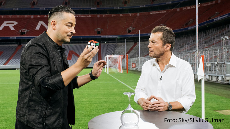 Magier Farid startet am heutigen 1. März in die zweite Staffel seiner Show „Magic unplugged“ auf Sky. Dabei beeindruckt er u.a. den Fußball-Weltmeister Lothar Matthäus mit seinen Fähigkeiten am legendären Zauberwürfel. (Foto: Sky/Silviu Guiman)
