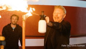 Heute geht’s in der Sky-Show „Farid – Magic unplugged“ im wahrsten Sinne des Wortes heiß her. Der namensgebende Illusionist spannt Tennis-Star Boris Becker für ein riskantes Experiment ein. Im zweiten Teil der Doppelfolge besucht Farid die Weitsprung-Weltmeisterin Malaika Mihambo. (Foto: Sky/Silviu Guiman)