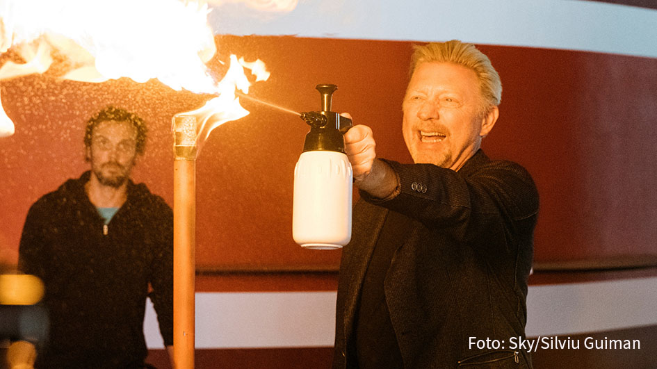 Heute geht’s in der Sky-Show „Farid – Magic unplugged“ im wahrsten Sinne des Wortes heiß her. Der namensgebende Illusionist spannt Tennis-Star Boris Becker für ein riskantes Experiment ein. Im zweiten Teil der Doppelfolge besucht Farid die Weitsprung-Weltmeisterin Malaika Mihambo. (Foto: Sky/Silviu Guiman)