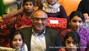 In den vergangenen Jahren hat Fußball-Manager Felix Magath in seiner Eigenschaft als Beiratsvorsitzender der Natureheart Foundation regelmäßig Weihnachtsgeschenke an benachteiligte Kinder in Gelsenkirchen verteilt. Auch in diesem Jahr findet die Aktion statt – allerdings auf dem Postweg. (Foto: Natureheart Foundation for Kids)