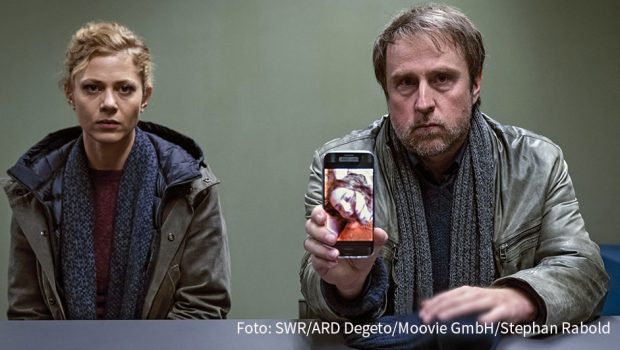 Bei den ARD-Zuschauern glühten am ersten Sonntagabend des neuen Jahres die Fernbedienungen: Ferdinand von Schirachs „Feinde“ erreichte insgesamt über 15 Millionen Zuschauerinnen und Zuschauer im Ersten, in den Dritten Programmen, auf One und in der ARD-Mediathek. (Foto: SWR/ARD Degeto/Moovie GmbH/Stephan Rabold)