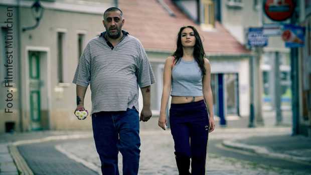 Regisseur Kida Khodr Ramadan und Jungstar Emma Drogunova spielen Hauptrollen in dem Fernsehfilm „In Berlin wächst kein Orangenbaum“, der am morgigen Mittwoch die „Pop-up“-Version des Filmfests München eröffnet. Bis Ende August werden insgesamt acht Filme und Serien gezeigt. (Foto: Filmfest München)