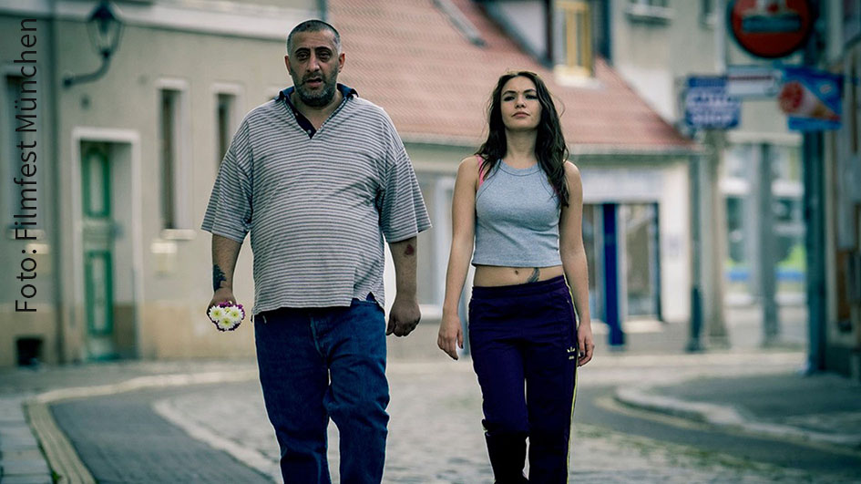 Regisseur Kida Khodr Ramadan und Jungstar Emma Drogunova spielen Hauptrollen in dem Fernsehfilm „In Berlin wächst kein Orangenbaum“, der am morgigen Mittwoch die „Pop-up“-Version des Filmfests München eröffnet. Bis Ende August werden insgesamt acht Filme und Serien gezeigt. (Foto: Filmfest München)