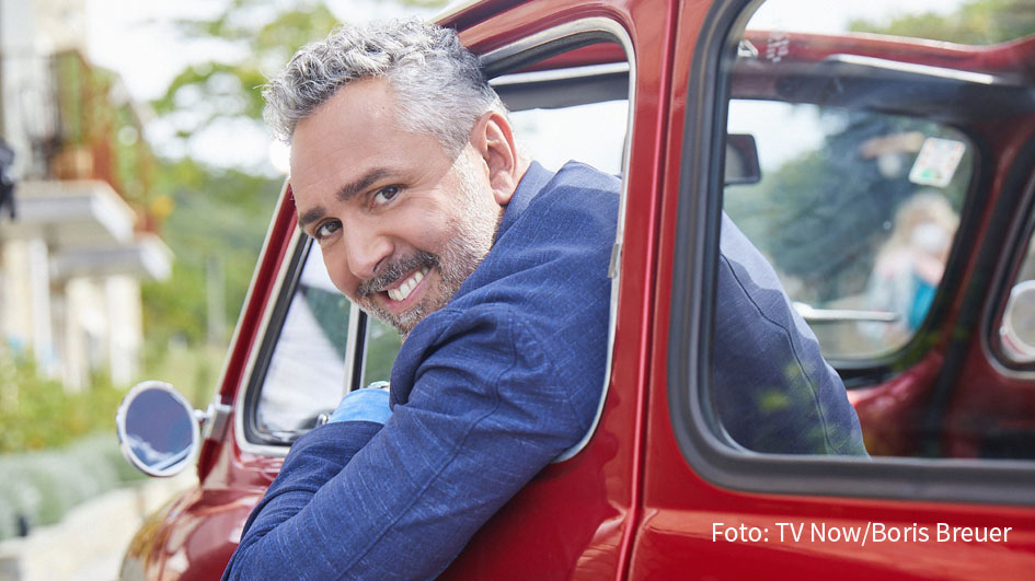 Zum Staffelfinale von „First Dates Hotel“ fährt Gastgeber Roland Trettl noch einmal den Wagen vor. Am heutigen 15. März steht bei Vox die letzte neue Folge der Dating-Doku für dieses Jahr auf dem Programm. (Foto: TV Now/Boris Breuer)