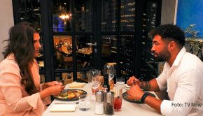 Am heutigen Rosenmontag zeigt Vox die zweite Folge der neuen „First Dates Hotel“-Staffel. Roland Trettl freut sich, gemeinsam mit seinem Team weitere liebeshungrige Gäste in Kroatien begrüßen zu dürfen. Zwei davon sind Özcan und Kathi. (Foto: TV Now)