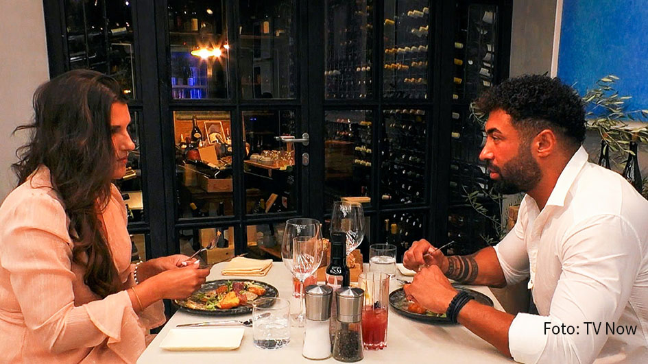 Am heutigen Rosenmontag zeigt Vox die zweite Folge der neuen „First Dates Hotel“-Staffel. Roland Trettl freut sich, gemeinsam mit seinem Team weitere liebeshungrige Gäste in Kroatien begrüßen zu dürfen. Zwei davon sind Özcan und Kathi. (Foto: TV Now)