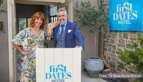 Im „First Dates Hotel“ auf Vox begrüßen Gastgeber Roland Trettl und Rezeptionistin Aline Marie Rademacher regelmäßig Singles, die sich in Urlaubsatmosphäre auf Partnersuche begeben. Nun steht fest, dass im Herbst eine dritte Staffel der Dating-Doku in Kroatien gedreht wird. (Foto: TV Now/Boris Breuer)