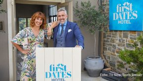 Gastgeber Roland Trettl und Rezeptionistin Aline Marie Rademacher begleiten im „First Dates Hotel“ wieder Singles aus ganz Deutschland auf der Suche nach der großen Liebe. Die zweite Staffel der Dating-Doku startet am 8. Februar auf Vox. (Foto: TV Now/Boris Breuer)
