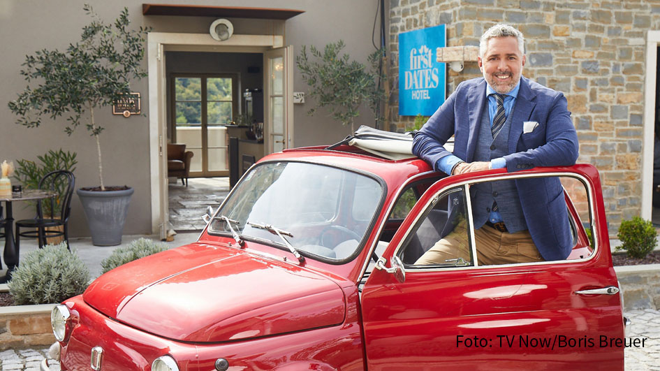 Ein weiterer Arbeitstag im „First Dates Hotel“ wartet am heutigen 1. März auf Gastgeber Roland Trettl und sein Team. Im kroatischen Urlaubsdomizil reisen neue Gäste an, um sich auf Partnersuche zu begeben. (Foto: TV Now/Boris Breuer)