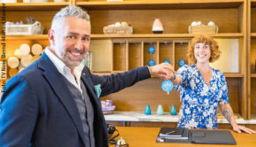 Gastgeber Roland Trettl und Rezeptionistin Aline Marie Rademacher übergeben heute die Schlüssel an die ersten zehn Kandidaten im „First Dates Hotel“. Die neue Dating-Show ist montags auf Vox zu sehen. (Foto: TV Now/Bernd-Michael Maurer)