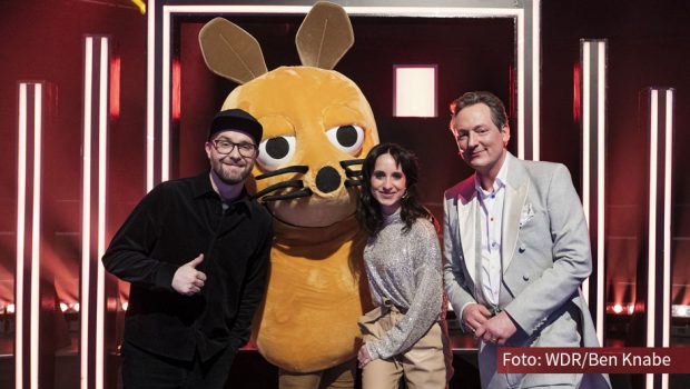 In der Show „Frag doch mal die Maus“ mit Gastgeber Eckart von Hirschhausen wird am Samstagabend im Ersten der 50. Geburtstag der orangefarbenen Namensgeberin gefeiert. Gratulanten und Quizkandidaten sind u.a. Sänger Mark Forster sowie Schauspielerin und Moderatorin Stephanie Stumph. (Foto: WDR/Ben Knabe)