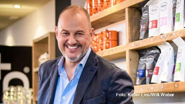 Zwei-Sterne-Koch Frank Rosin startet im Herbst mit Kabel Eins in ein neues TV-Projekt. In dem noch unbetitelten Factual-Format gibt er schwer vermittelbaren jungen Menschen die Chancen auf eine Ausbildung in einem Gastronomiebetrieb der Spitzenklasse. (Foto: Kabel Eins/Willi Weber)